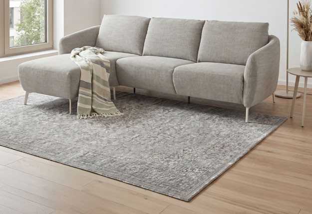 Modernes helles Sofa aus der Marc Harris Wohnwelt