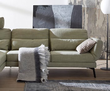 Grünes Sofa in wohnlicher Ausstellung